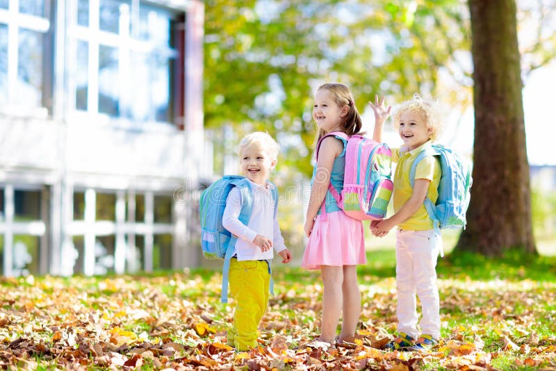 Ungar g?r tillbaka till skolan Barn p? dagiset royaltyfria foton Ungar g?r tillbaka till skolan Barn p? dagiset royaltyfria foton