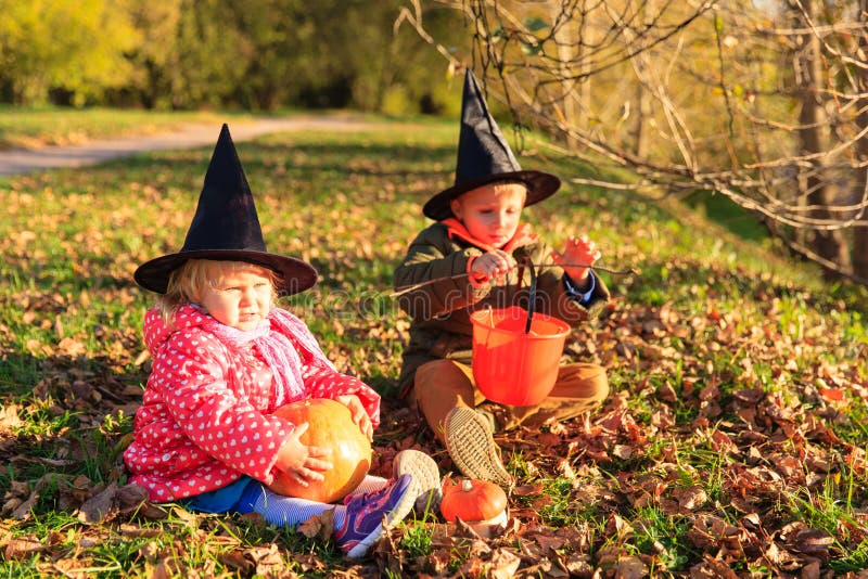 Ungar i halloween dräktlek på hösten parkerar arkivfoto Ungar i halloween dräktlek på hösten parkerar arkivfoto
