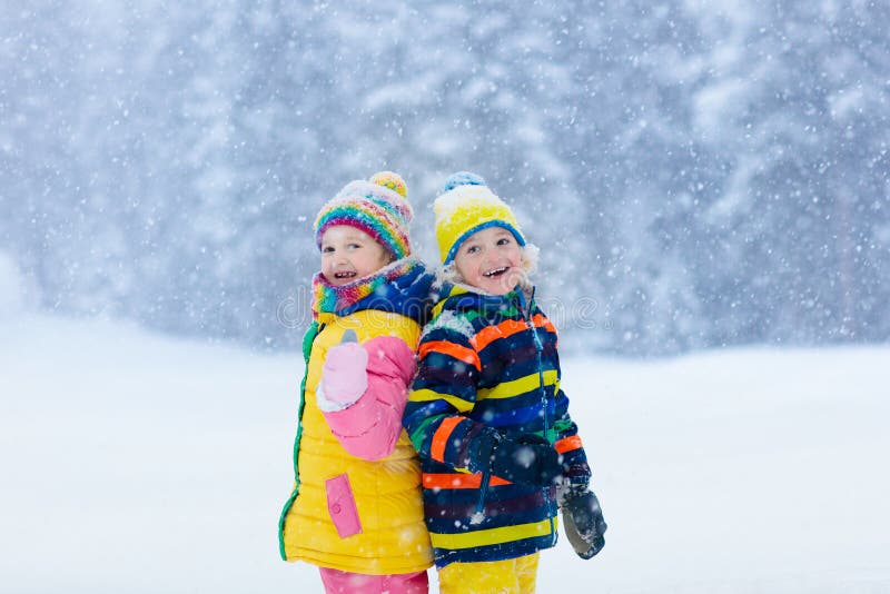 ungar som leker snow Barnlek i vinter arkivbild ungar som leker snow Barnlek i vinter arkivbild