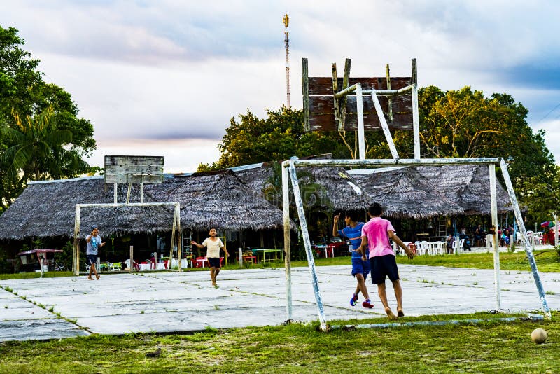 Ungar som spelar fotboll nära amasonrainforesten av Iquitos arkivfoto Ungar som spelar fotboll nära amasonrainforesten av Iquitos arkivfoto