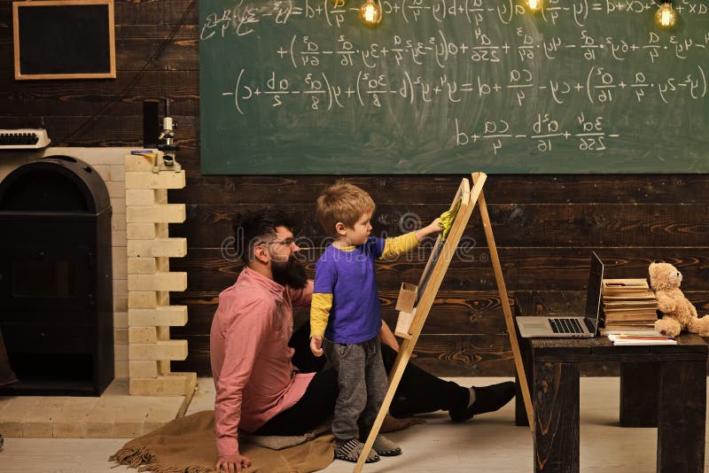 Ungar som spelar - lycklig lek Lärare och liten student som lär matematik Aritmetisk för pappaundervisningson Informell utbildnin royaltyfri fotografi Ungar som spelar - lycklig lek Lärare och liten student som lär matematik Aritmetisk för pappaundervisningson Informell utbildnin royaltyfri fotografi