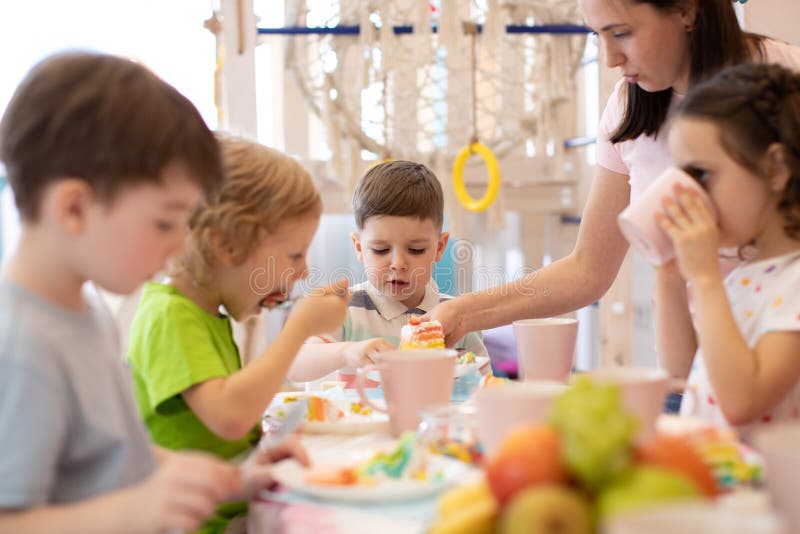 Ungar ?ter p? ferie i daycare royaltyfri bild Ungar ?ter p? ferie i daycare royaltyfri bild