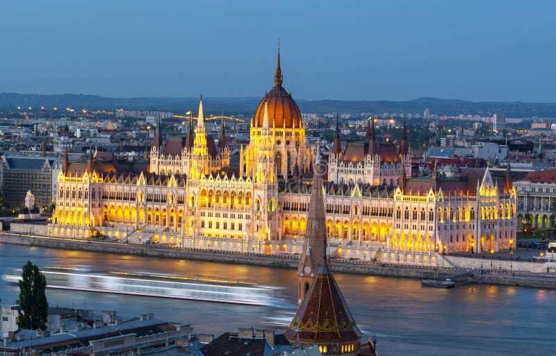 Ungarische Parlaments-Gebäude und die Donau an der Dämmerung, Budapest, Ungarn stockfoto Ungarische Parlaments-Gebäude und die Donau an der Dämmerung, Budapest, Ungarn stockfoto