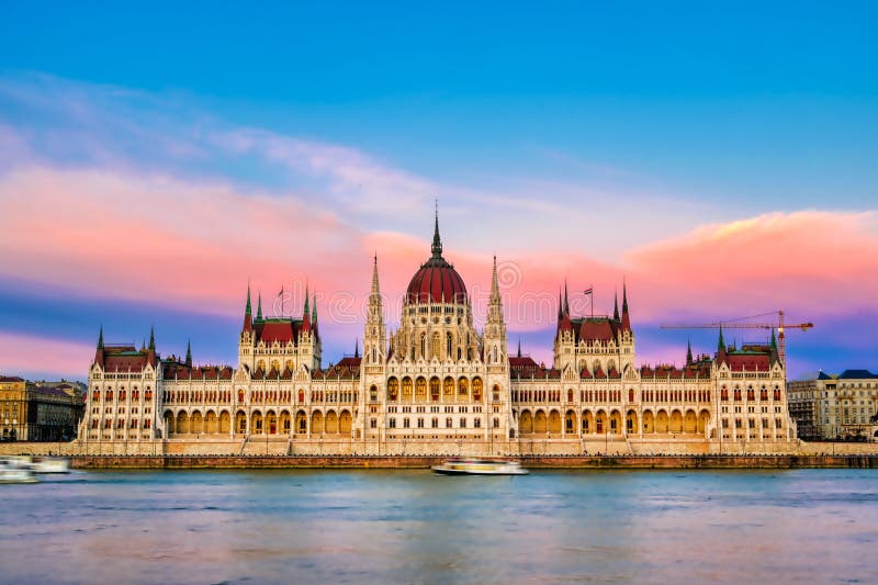 Ungarisches Parlamentsgebäude an der Donau in Budapest, Ungarn lizenzfreie stockbilder Ungarisches Parlamentsgebäude an der Donau in Budapest, Ungarn lizenzfreie stockbilder