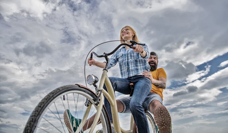 Ungdom har rolig bakgrund f?r ridningcykelhimmel Tyck om cykeln f?r ridningen f?r semestern f?r sommarferier F?r?lskat lyckligt g arkivfoto Ungdom har rolig bakgrund f?r ridningcykelhimmel Tyck om cykeln f?r ridningen f?r semestern f?r sommarferier F?r?lskat lyckligt g arkivfoto