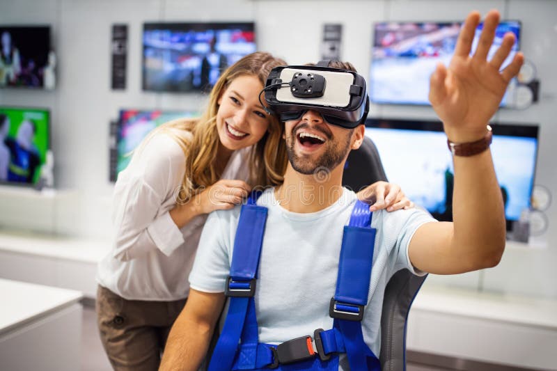 Ungdomar som använder headset för virtuell verklighet. VR framtida gadgets-teknik videospelskoncept fotografering för bildbyråer