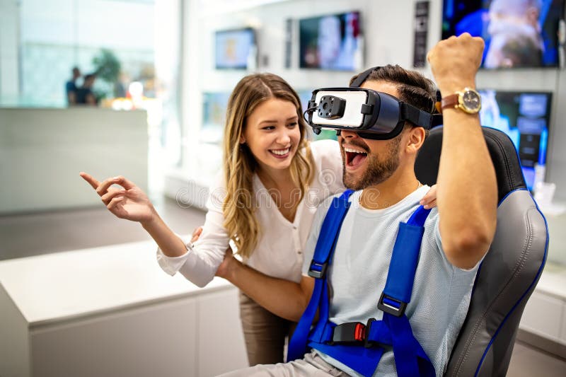 Ungdomar som använder headset för virtuell verklighet. VR framtida gadgets-teknik videospelskoncept royaltyfria bilder