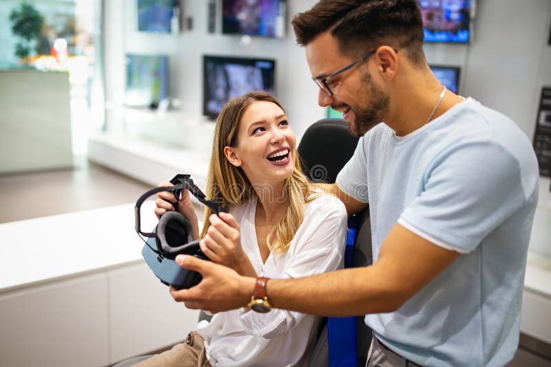 Ungdomar som använder headset för virtuell verklighet. VR framtida gadgets-teknik videospelskoncept royaltyfria bilder