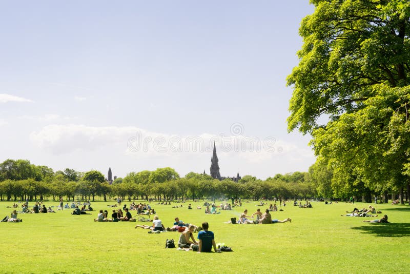 Ungdomar, studenter av Edinburguniversitetet tycker om en solig dag royaltyfri foto Ungdomar, studenter av Edinburguniversitetet tycker om en solig dag royaltyfri foto
