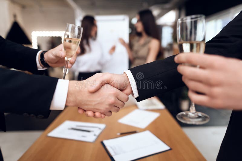 Ungdomari dräkter bär alkoholdrycker efter ett affärsmöte arkivbilder Ungdomari dräkter bär alkoholdrycker efter ett affärsmöte arkivbilder