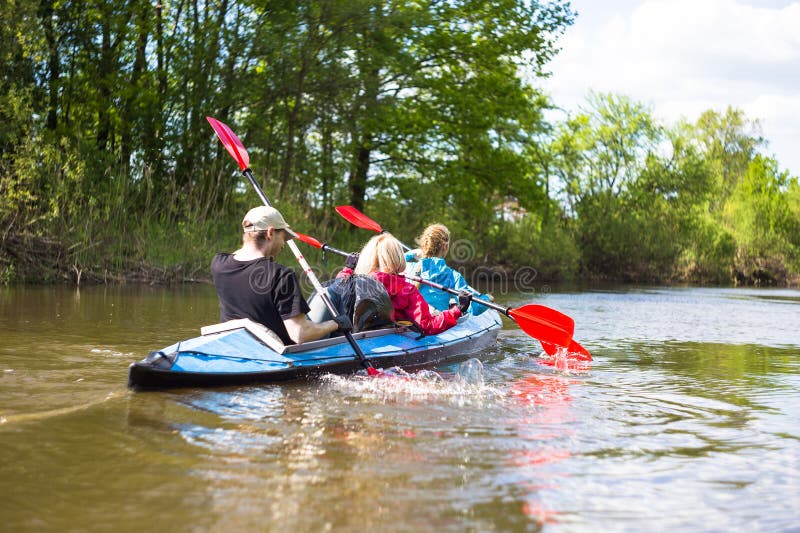 Ungdomarkayaking på en flod i härlig natur swallowtail för sommar för fjärilsdaggräs solig arkivfoto Ungdomarkayaking på en flod i härlig natur swallowtail för sommar för fjärilsdaggräs solig arkivfoto