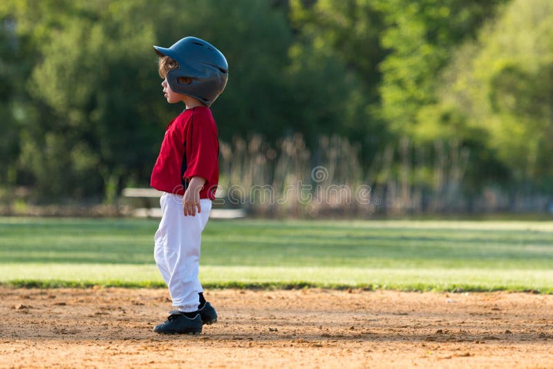 Ungdombaseballpojke på grund royaltyfria foton Ungdombaseballpojke på grund royaltyfria foton