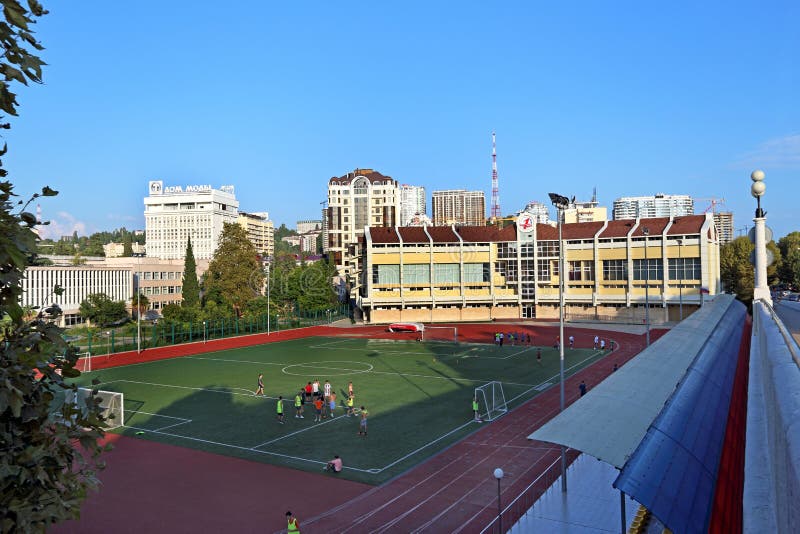 Ungdomfotbollslagdrev på stadion av sportskolan mig arkivbilder Ungdomfotbollslagdrev på stadion av sportskolan mig arkivbilder