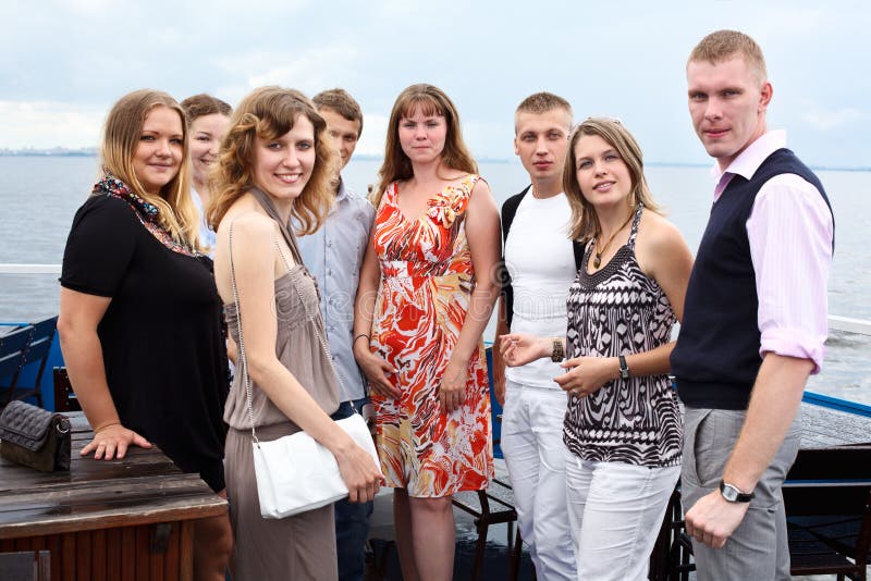 Ungdomgrupp av åtta folk som tillsammans plattforer arkivfoto Ungdomgrupp av åtta folk som tillsammans plattforer arkivfoto