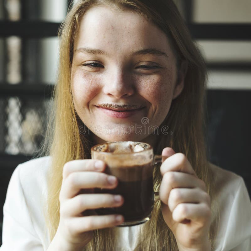 Ungdomkvinnan dricker smakligt begrepp för varm choklad royaltyfri foto Ungdomkvinnan dricker smakligt begrepp för varm choklad royaltyfri foto