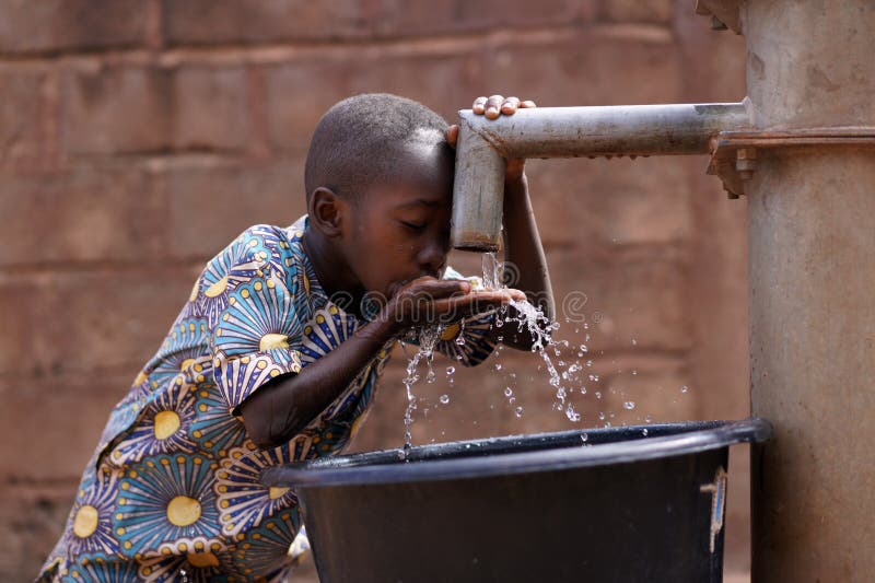 Ungdomsdricksvatten från gemenskapens borrhålsspump
