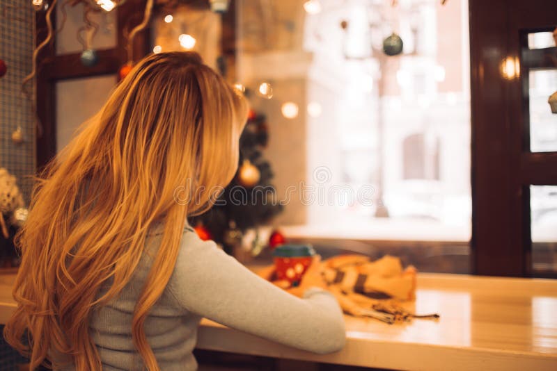 Unge blond kvinna i kaffepristmas arkivbild