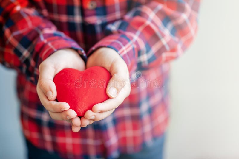 Ungehänder som ger röd hjärta och förälskelse i valentin dag royaltyfri foto Ungehänder som ger röd hjärta och förälskelse i valentin dag royaltyfri foto