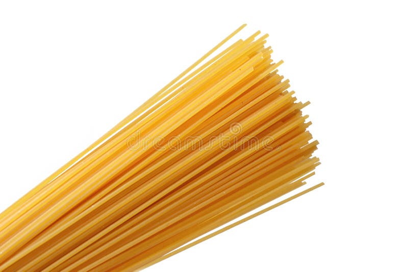 Ungekochte gelbe Weizenspaghettinudeln auf weißem Hintergrund
