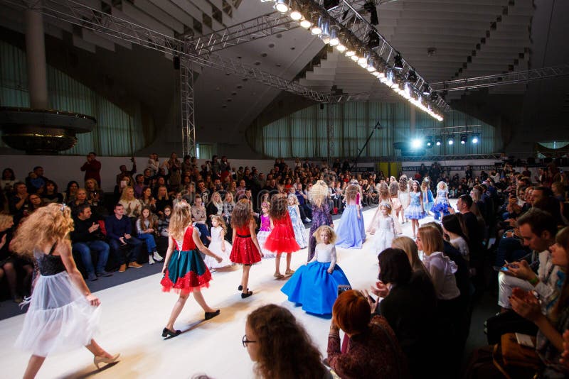 Ungemodeller som går ner catwalken på modeveckashowen royaltyfria foton Ungemodeller som går ner catwalken på modeveckashowen royaltyfria foton
