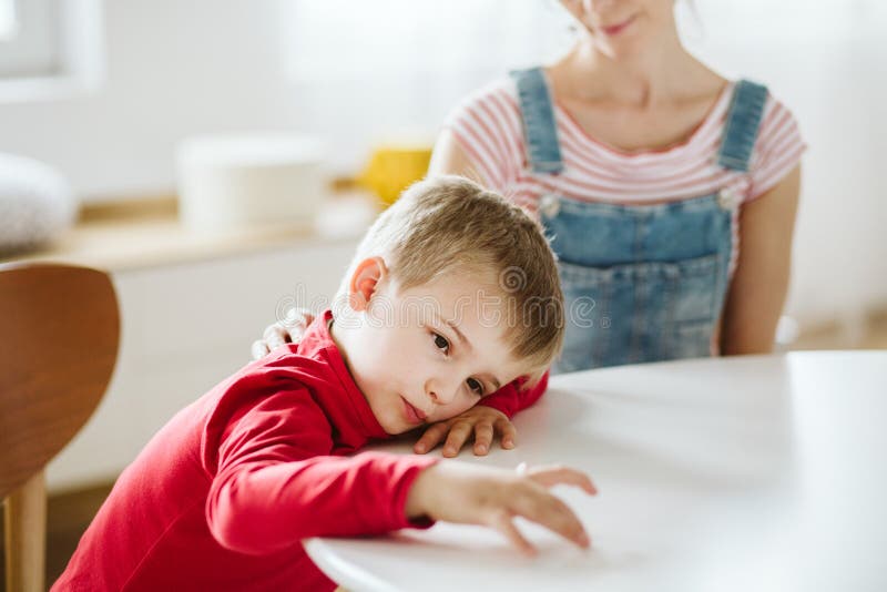 Ungen med ADHD g?r betala inte uppm?rksamhet till hans moder royaltyfria foton Ungen med ADHD g?r betala inte uppm?rksamhet till hans moder royaltyfria foton