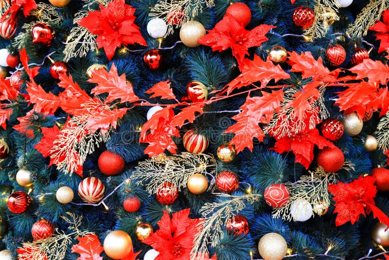 Ungewöhnlich schön dekorierter Weihnachtsbaum mit roten Ästen und Blumen, Bälle und Grasland Winterurlaub im Neujahr lizenzfreie stockfotografie Ungewöhnlich schön dekorierter Weihnachtsbaum mit roten Ästen und Blumen, Bälle und Grasland Winterurlaub im Neujahr lizenzfreie stockfotografie