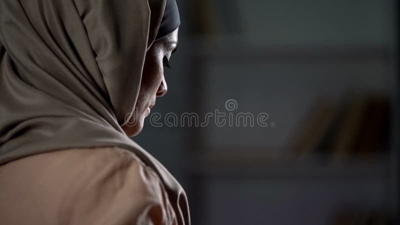 Ungl?ckliche arabische Frau in hijab Nahaufnahme, pessimistische Stimmung, Sorge, Melancholie