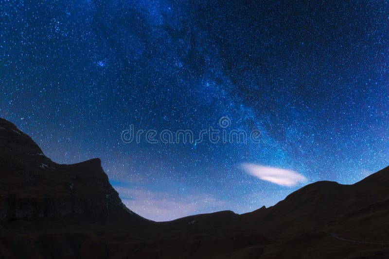 Unglaubliche Nachtansicht der Milchstraße im blauen Himmel stockfotos Unglaubliche Nachtansicht der Milchstraße im blauen Himmel stockfotos