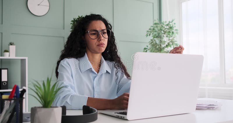 Unglückliche Frau, die auf dem Laptop arbeitet stock video footage