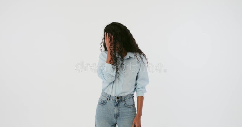 Unglückliche Frau, die ihre Taten bedauert stock footage