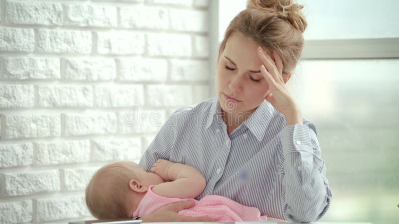 Unglückliche Frau, die schlafendes Baby auf Händen hält Druckmutterkonzept stock footage