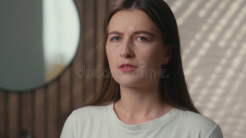 Unglückliche Frau kaukasischen Schönheitsmädchen im Heim Bad Blick Kamera besorgt traurige Gesicht Haut Falten Falten. stock video footage