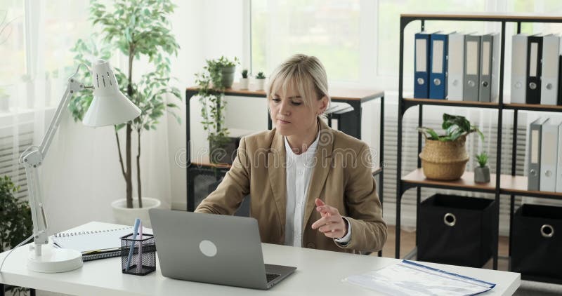 Unglückliche Frau mit Arbeitsausfall auf dem Notebook stock footage