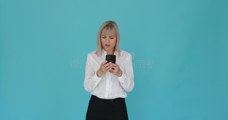 Unglückliche Frau mit blauem Hintergrund stock video