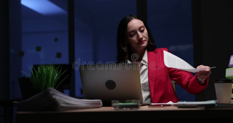 Unglückliche Frauendirektorin überprüft Geschäftsbericht stock footage