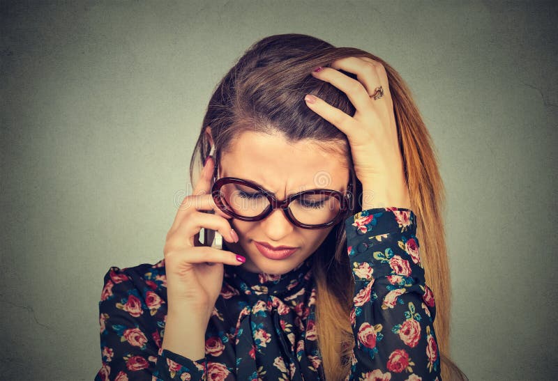 Unglückliche hoffnungslose junge Frau, die am Handy unten schaut spricht stockfotografie Unglückliche hoffnungslose junge Frau, die am Handy unten schaut spricht stockfotografie