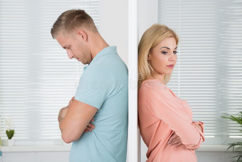 Unglückliche Paare, die zu Hause zurück zu Rückseite stehen lizenzfreies stockfoto