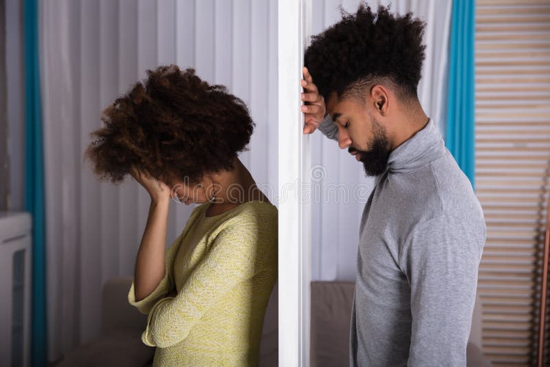 Unglückliche Paare, die zurück zu Rückseite stehen lizenzfreies stockbild