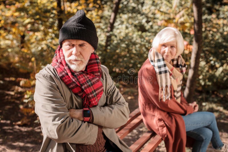 Unglücklicher gealterter Mann, der von seiner Frau sich abwendet stockfotos Unglücklicher gealterter Mann, der von seiner Frau sich abwendet stockfotos