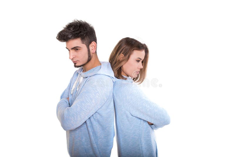 Unglücklicher junger Mann und Frau stehen zurück und sprechen nicht lizenzfreies stockfoto Unglücklicher junger Mann und Frau stehen zurück und sprechen nicht lizenzfreies stockfoto