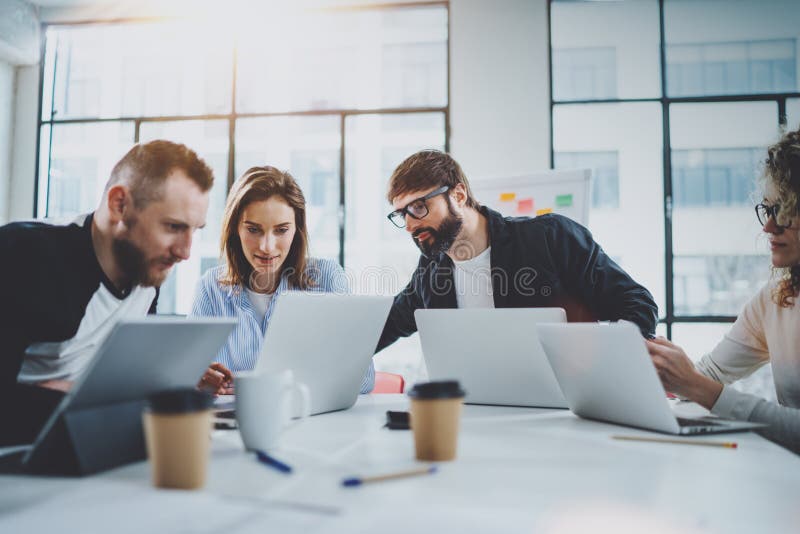 Ungt affärslag som tillsammans arbetar i mötesrum på det soliga kontoret Begrepp för Coworkersidékläckningprocess horisontal fotografering för bildbyråer Ungt affärslag som tillsammans arbetar i mötesrum på det soliga kontoret Begrepp för Coworkersidékläckningprocess horisontal fotografering för bildbyråer