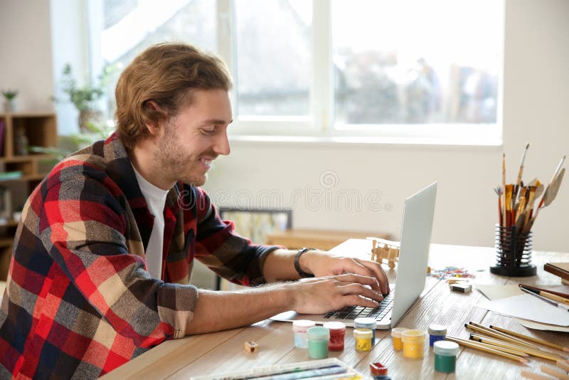 Ungt m?rkes- arbete i regeringsst?llning royaltyfria bilder Ungt m?rkes- arbete i regeringsst?llning royaltyfria bilder