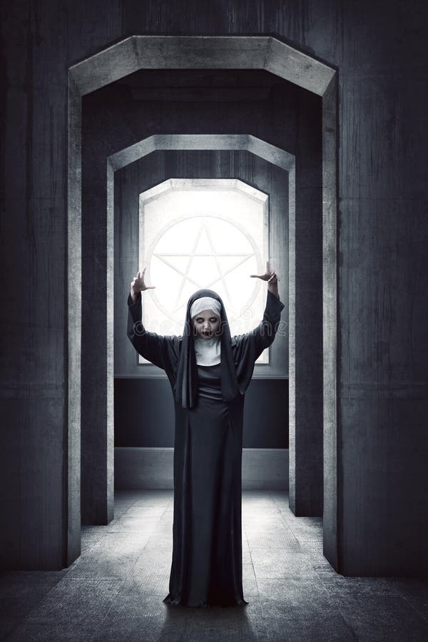 Ungt ont asiatiskt kvinnanunnaanseende med den vita pentagramen arkivfoto Ungt ont asiatiskt kvinnanunnaanseende med den vita pentagramen arkivfoto