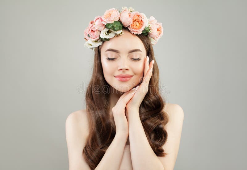 Ungt perfekt koppla av för kvinna Spa modell med klar hud, långt hår och blommor Avkoppling aromatherapy arkivfoton Ungt perfekt koppla av för kvinna Spa modell med klar hud, långt hår och blommor Avkoppling aromatherapy arkivfoton
