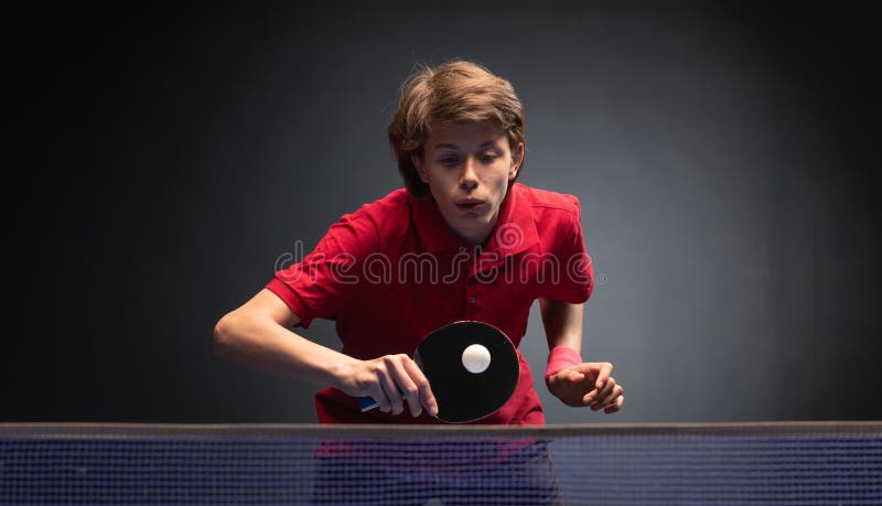 Ungt spela för pojke knackar pongbordtennis royaltyfri fotografi Ungt spela för pojke knackar pongbordtennis royaltyfri fotografi
