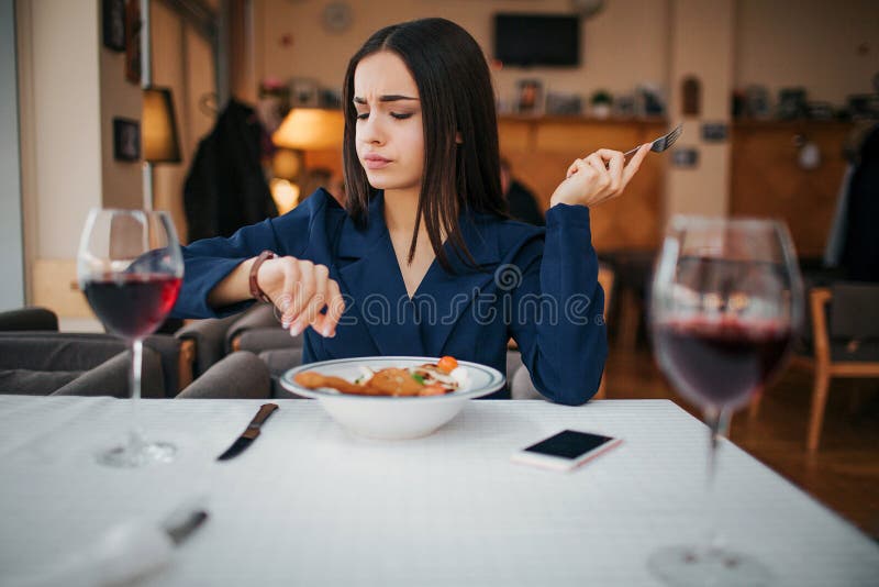 She is sitting at the table. Девушка за столом обедает. Женщины обедают на работе. Женщина сидит за столом фото. Девушка в рубашке сидит за столом.