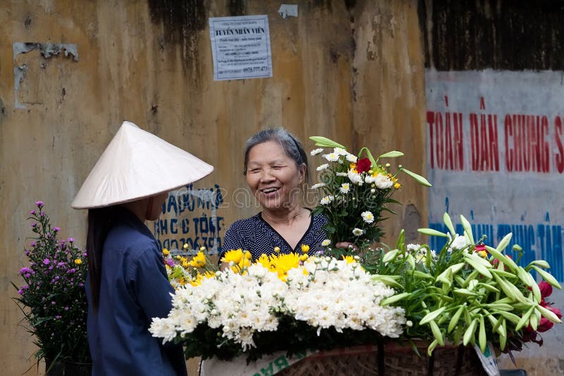 Unidentified flower vendor at the flower small market. HANOI, VIETNAM - FEBRUARY 21: Unidentified flower vendor at the flower small market on February 21, 2014 royalty free stock images Unidentified flower vendor at the flower small market. HANOI, VIETNAM - FEBRUARY 21: Unidentified flower vendor at the flower small market on February 21, 2014 royalty free stock images