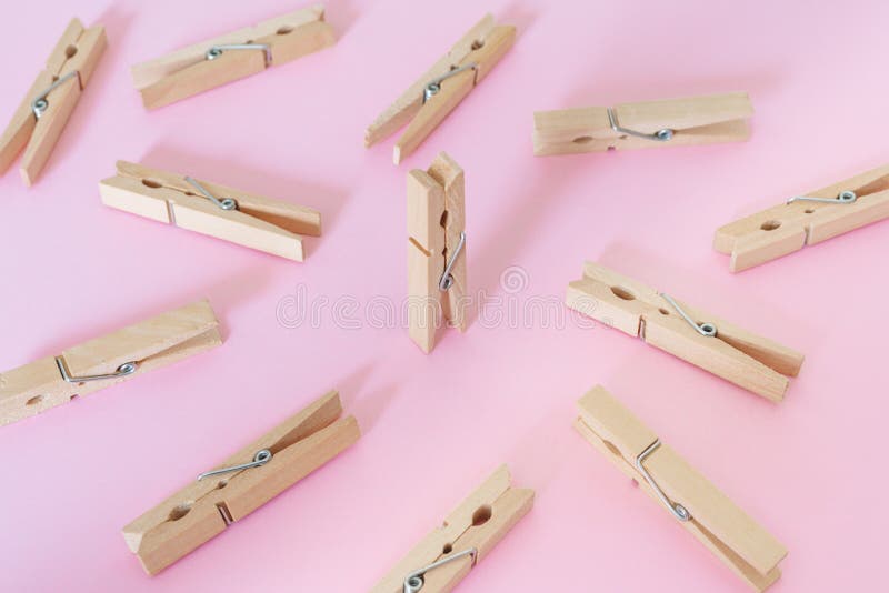 Uniek, individualiteit, opmerkelijk, leiding en denk verschillend concept Één houten klemverschil van andere stock afbeelding Uniek, individualiteit, opmerkelijk, leiding en denk verschillend concept Één houten klemverschil van andere stock afbeelding