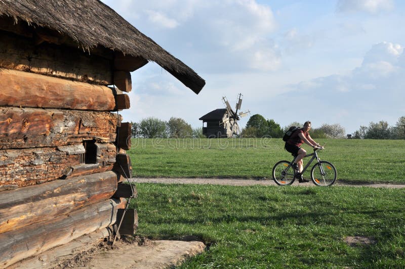 Uniek openluchtmuseum Pirogovo, architectuur, fietser stock afbeelding Uniek openluchtmuseum Pirogovo, architectuur, fietser stock afbeelding