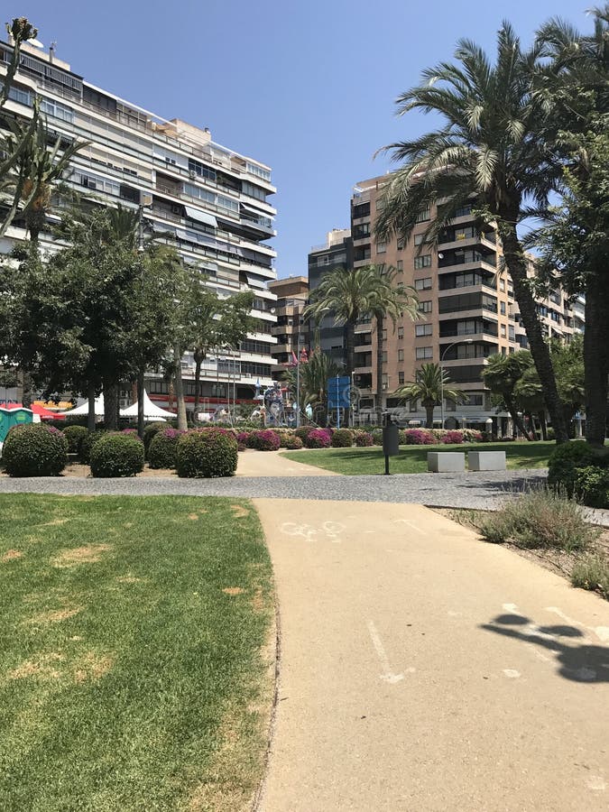 Unieke Plaatsen, zeepbels, strand, de zomer, jachten in haven van Alicante stock afbeelding Unieke Plaatsen, zeepbels, strand, de zomer, jachten in haven van Alicante stock afbeelding
